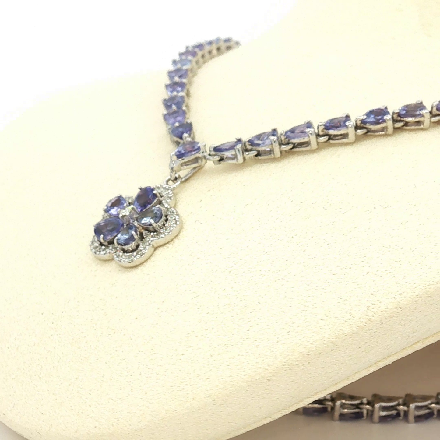 Tanzanite Flower Pendant Necklace in White Gold / RNOL-ANOURL