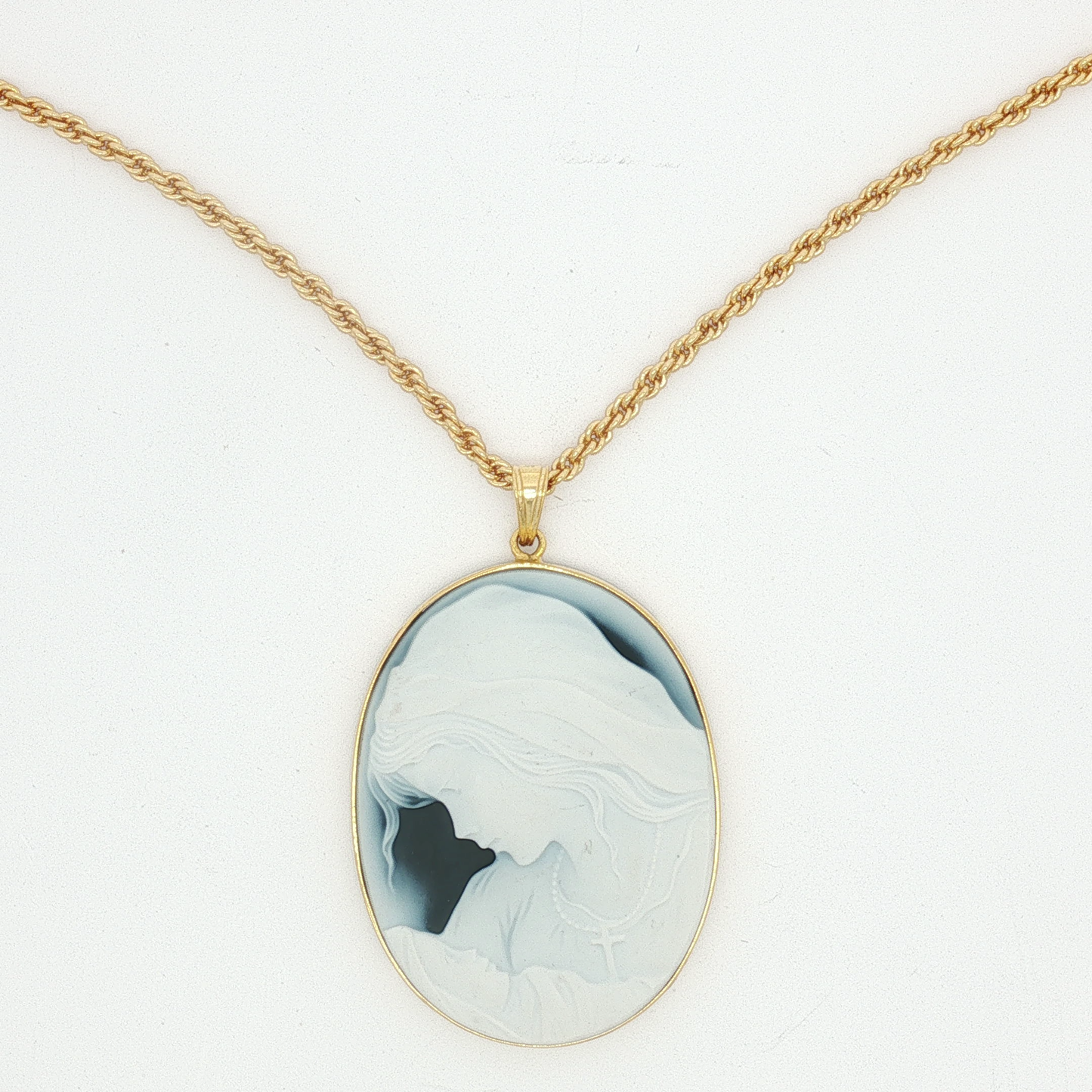 Yellow Gold Agate Cameo Pendant Necklace