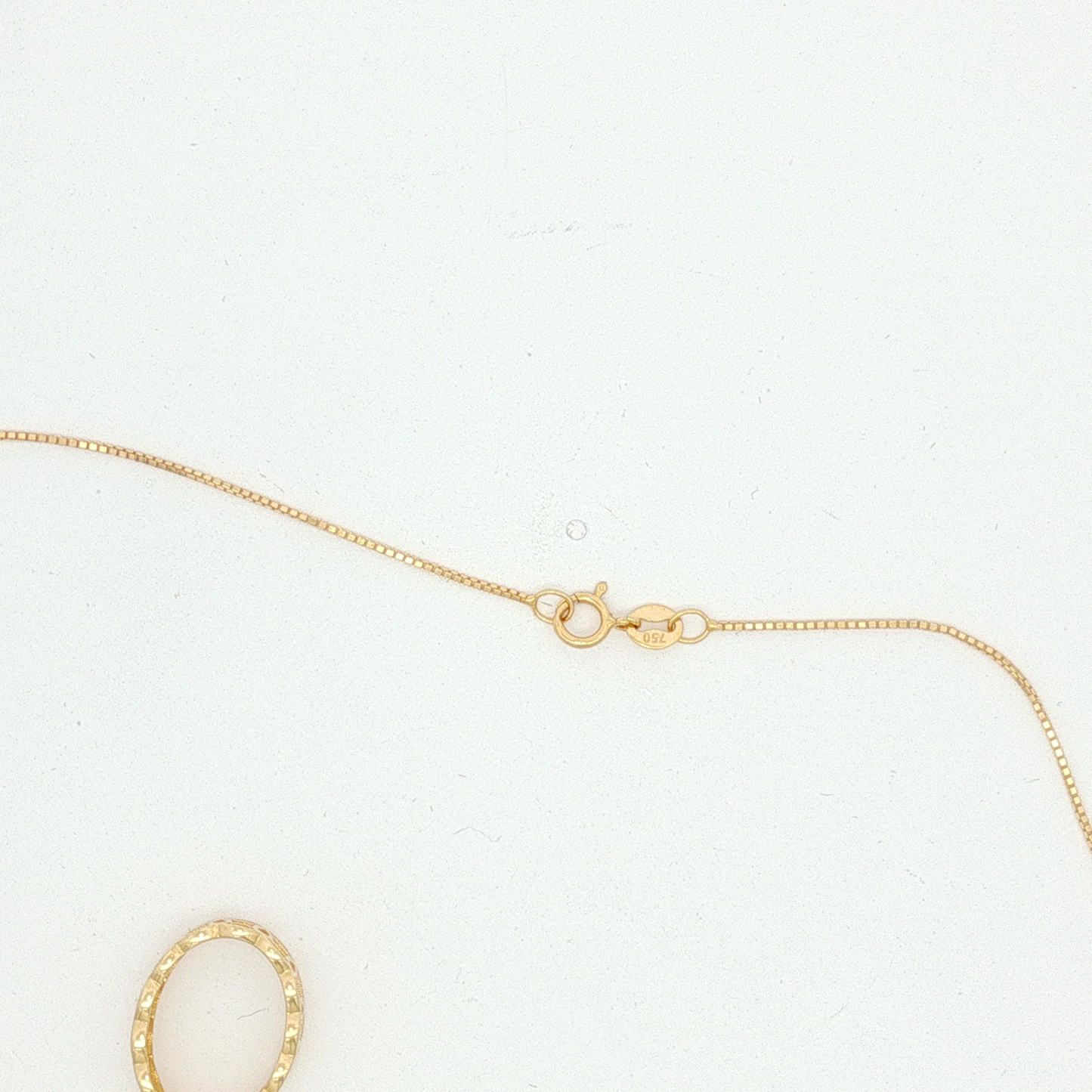 Textured Open Oval Pendant on Yellow Gold Box Chain