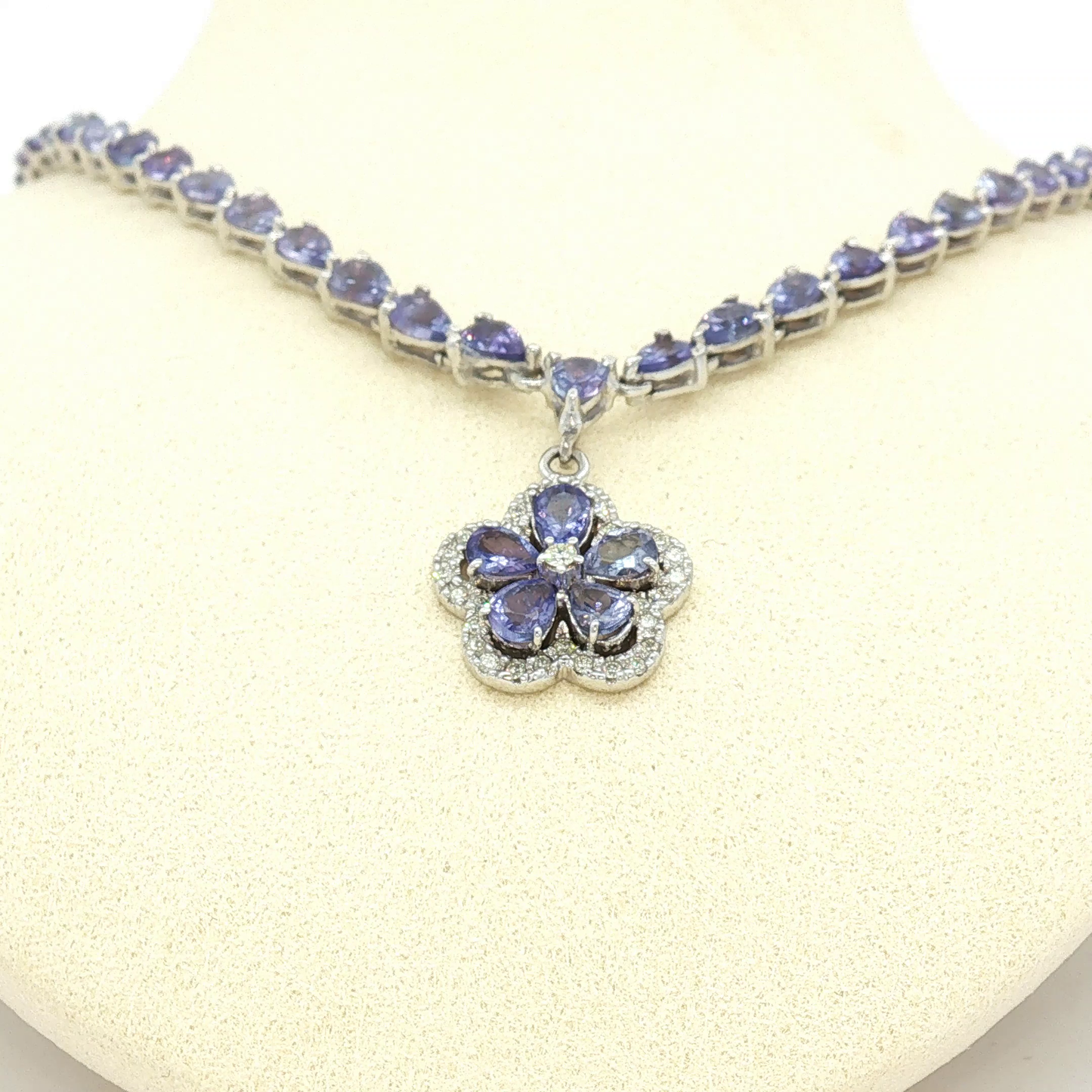 Tanzanite Flower Pendant Necklace in White Gold / RNOL-ANOURL