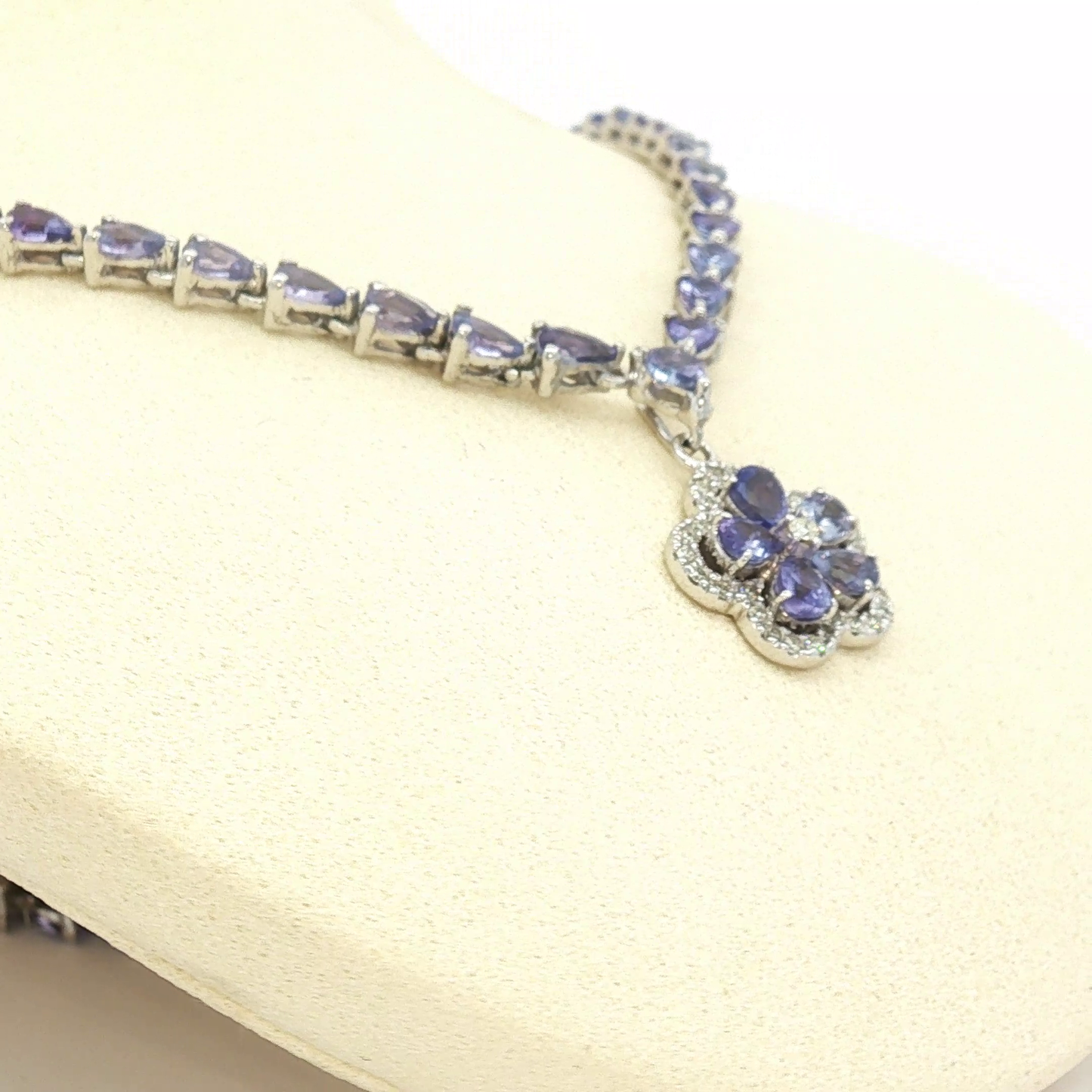 Tanzanite Flower Pendant Necklace in White Gold / RNOL-ANOURL