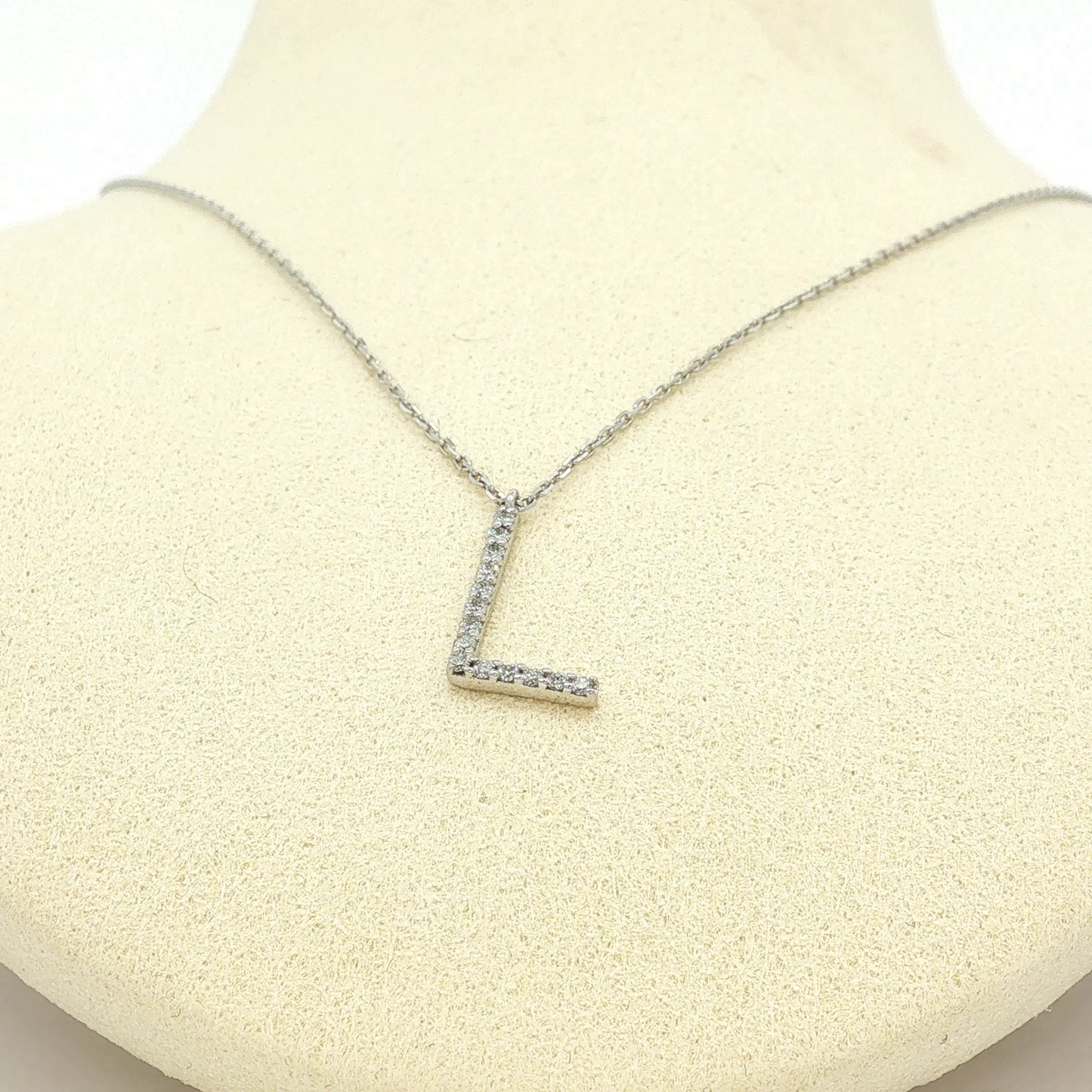 White Gold Diamond Initial L Pendant Necklace / REE-AABEE