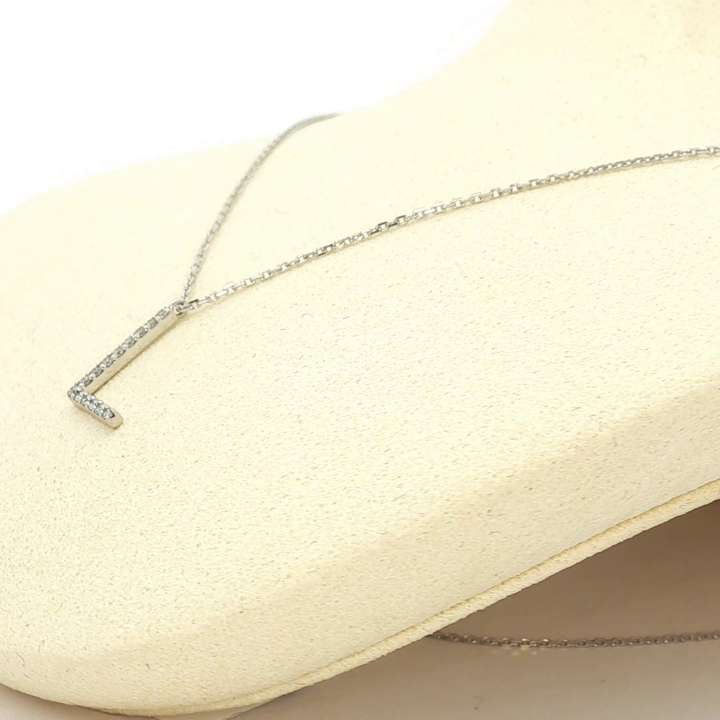 White Gold Diamond Initial L Pendant Necklace / REE-AABEE