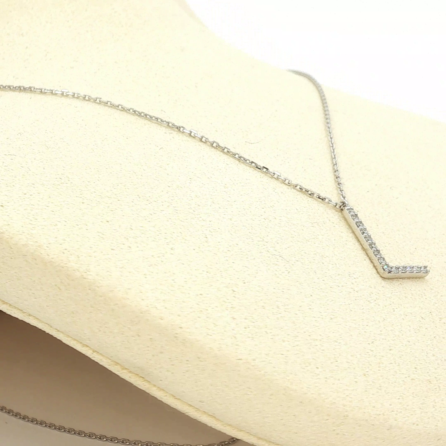 White Gold Diamond Initial L Pendant Necklace / REE-AABEE