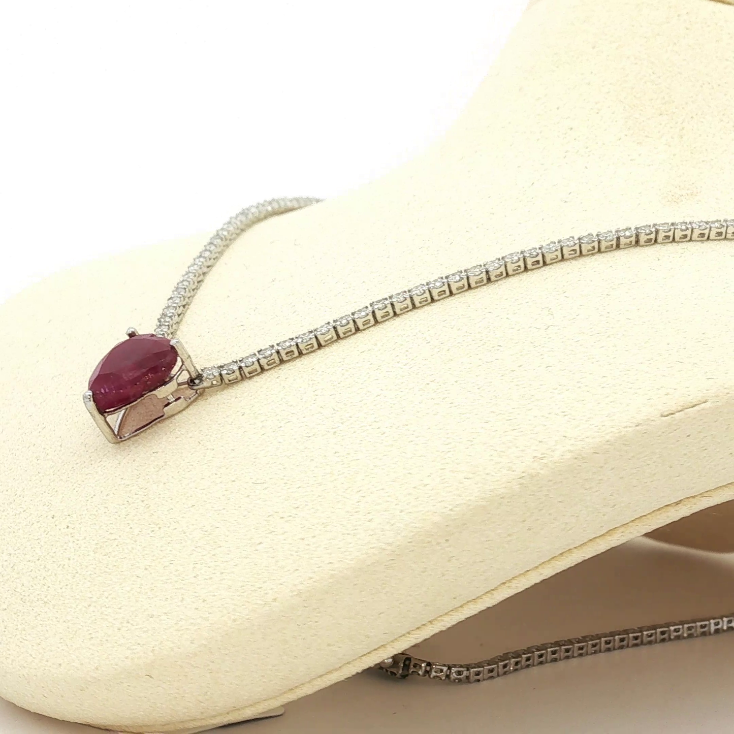 Heart-Shaped Ruby and Diamond Tennis Necklace in White Gold / AURE-AEEEEE