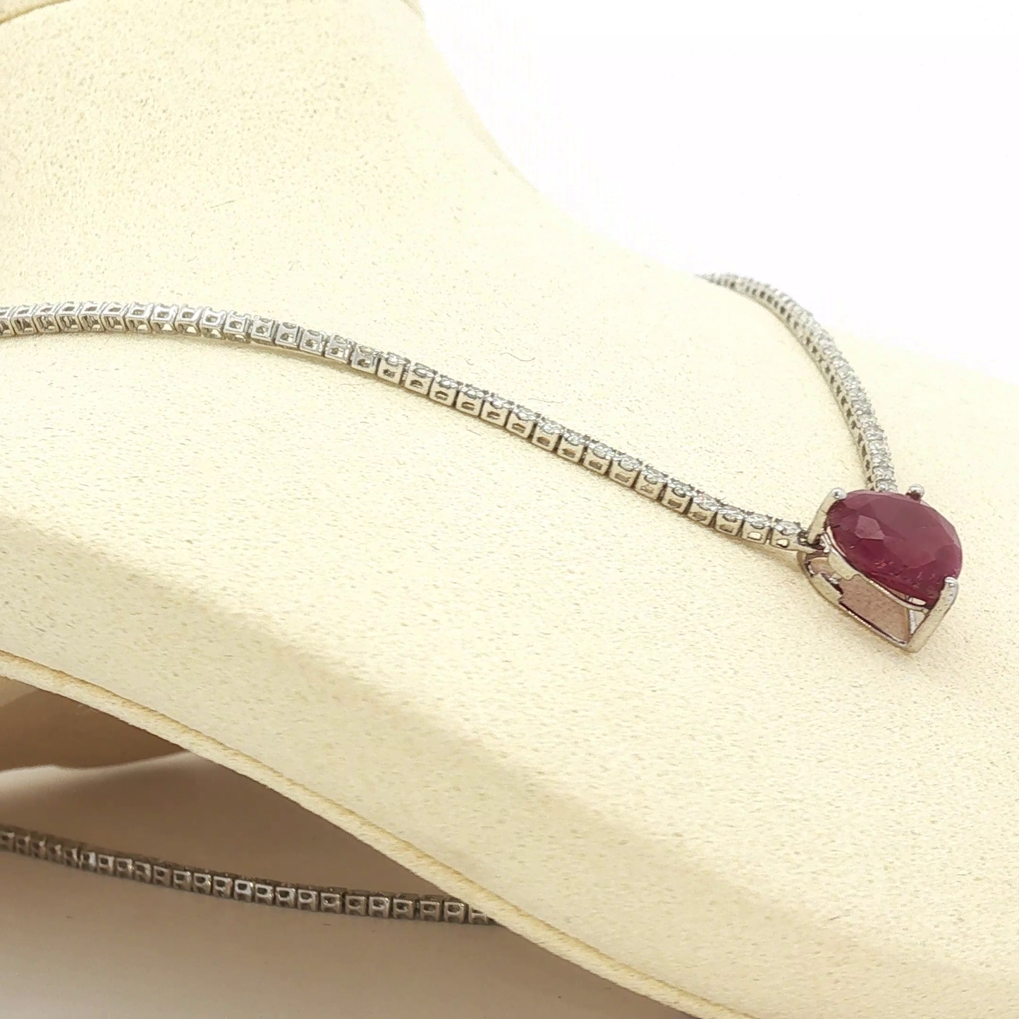 Heart-Shaped Ruby and Diamond Tennis Necklace in White Gold / AURE-AEEEEE