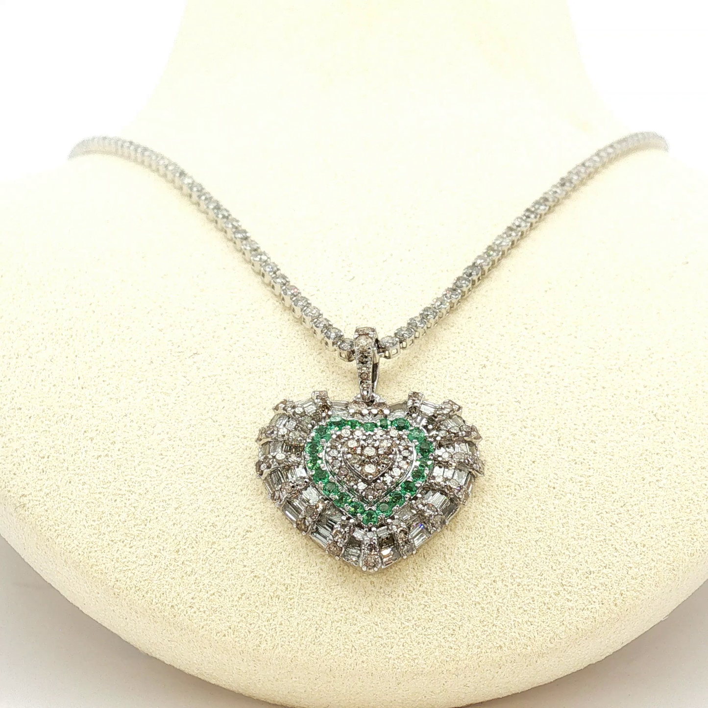 White Gold Emerald Heart Pendant Necklace / NUU-RRLEE