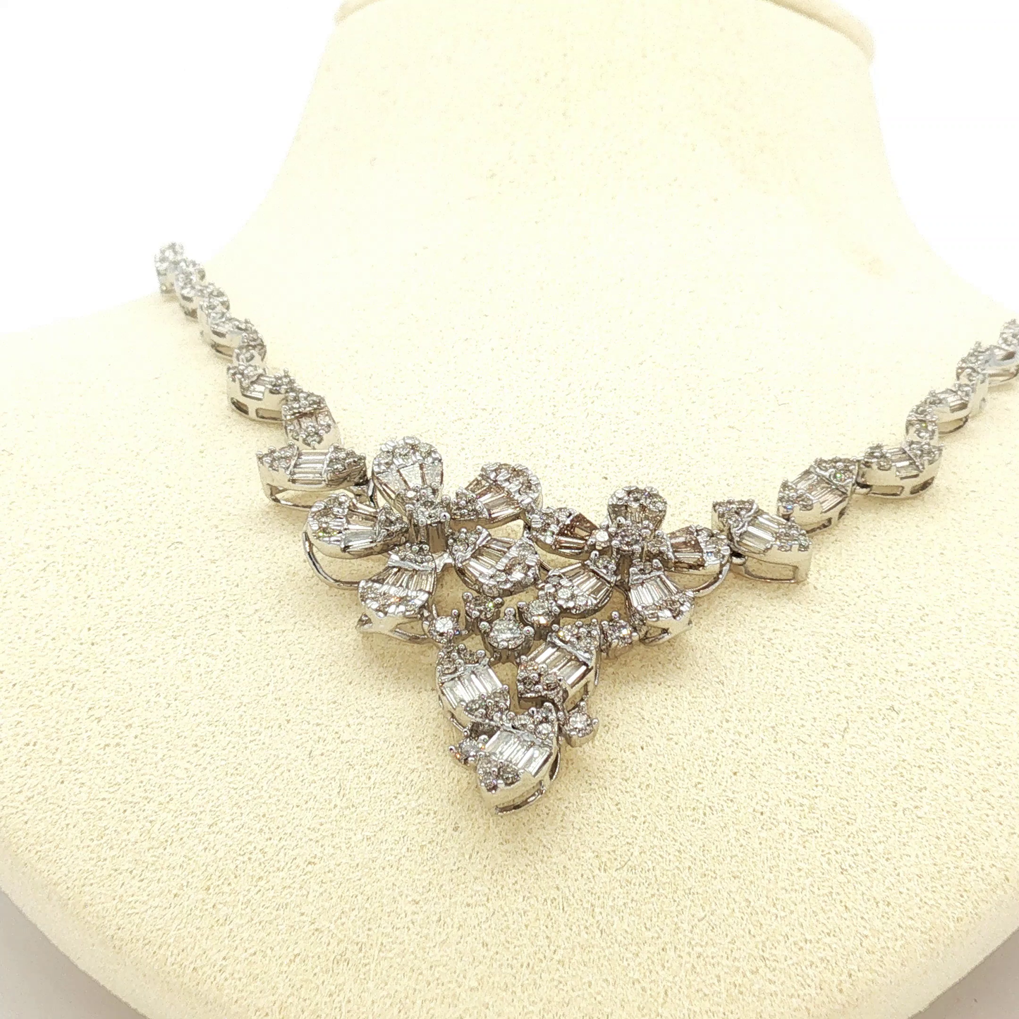 White Gold Diamond Floral Motif Necklace / AABL-DUEEE